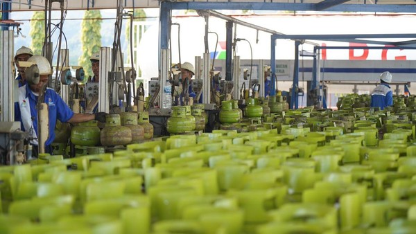 Kegiatan pengisian tabung gas isi 3 kg di SPBE - photo Istimewa